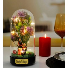 herkesetoptantic Herkesetoptantic Kişiye Özel Sümbül Çiçeği Altında Sevgili Çift Tasarımlı Işıklı Fanus (Mor)