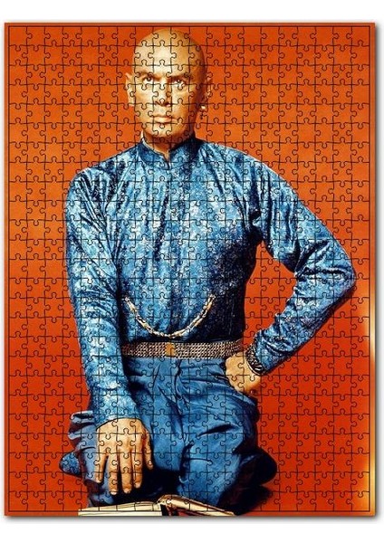 Yul Brynner Mavi Parlak Elbiseli Kırmızı Arkaplan 255 Parça Puzzle Yapboz Mdf (Ahşap)