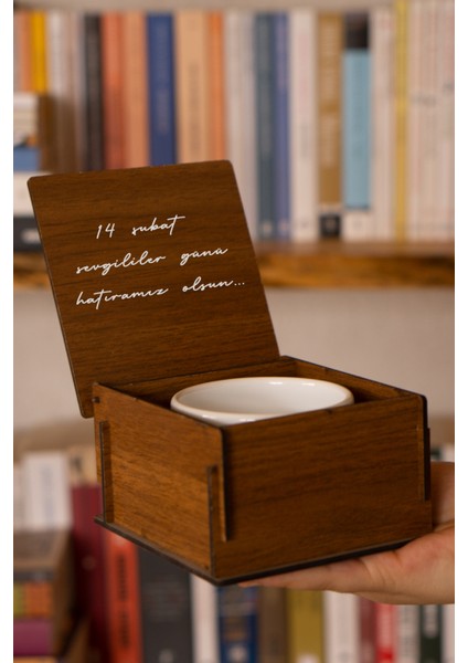 Kalp Tasarımlı Sevgililer Günü Hediyesi- Kız Arkadaşa Ahşap Kutusunda Fincan Hediye Seti modelleri