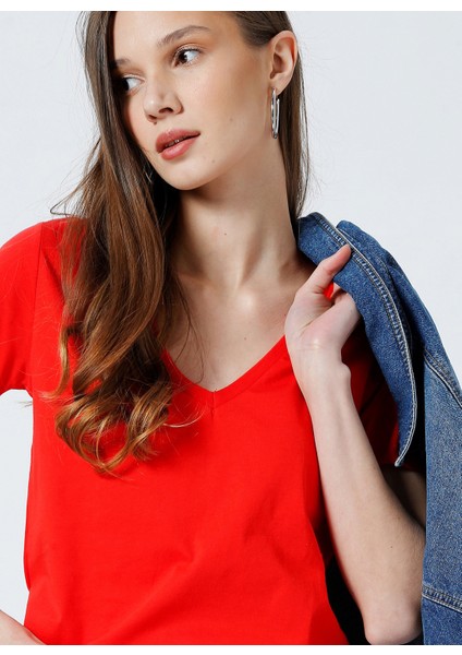 V Yaka Düz Kırmızı Kadın T-Shirt TEYO fırsatları