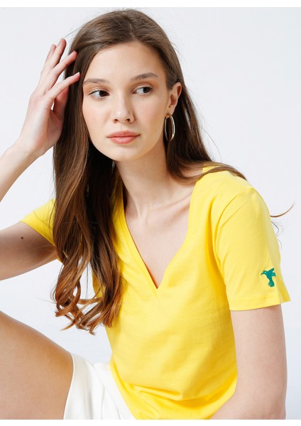V Yaka Düz Sarı Kadın T-Shirt TEYO fırsatları