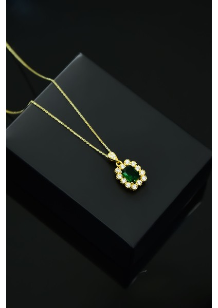 925 Ayar Gümüş Gold Kaplama Yeşim Renkli Taş Tepelikli Kare Tasarım Kolye