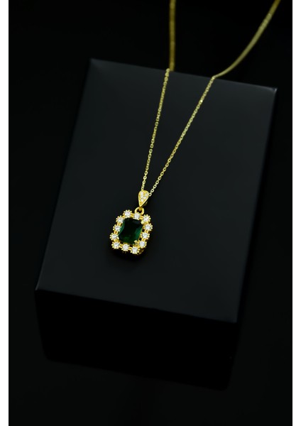 925 Ayar Gümüş Gold Kaplama Yeşim Renkli Taş Tepelikli Kare Tasarım Kolye fiyatları