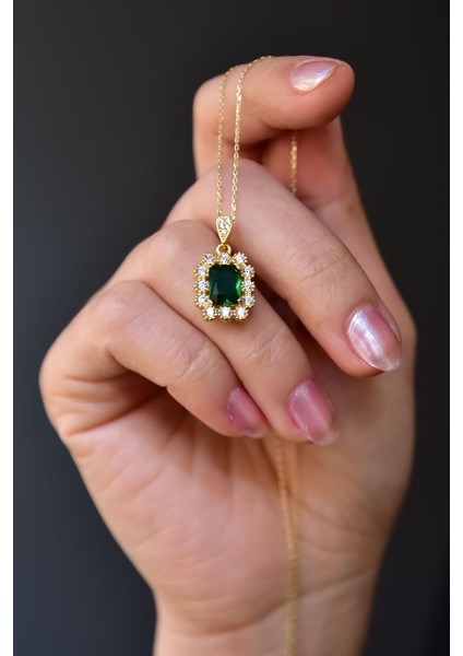 925 Ayar Gümüş Gold Kaplama Yeşim Renkli Taş Tepelikli Kare Tasarım Kolye fırsatları