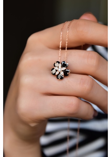 925 Ayar Gümüş Rose Kaplama Siyah Taşlı Mine Çiçeği Kadın Kolye
