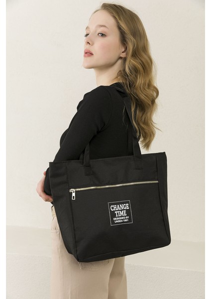 Kadın Siyah Önü Fermuarlı Change Time Yazılı Kol Çantası
