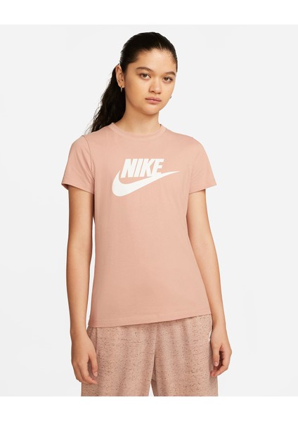 BV6169-609 W Nsw Tee Essntl Icon Futura Kadın T-Shirt fiyatları