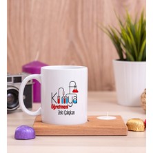 Hediye Dükkanı Kişiye Özel  Kimya Öğretmeni Ahşap Altlıklı Mumlu Beyaz Kupa Bardak