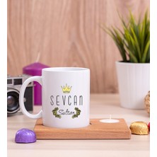 Hediye Dükkanı Kişiye Özel  Evimizin Sultanı Ahşap Altlıklı Mumlu Beyaz Kupa Bardak