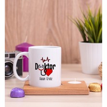 Hediye Dükkanı Kişiye Özel  Doktor Ahşap Altlıklı Mumlu Beyaz Kupa Bardak