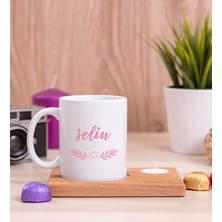 Hediye Dükkanı Kişiye Özel  Kadına Hediye Isim Yazılı Ahşap Altlıklı Mumlu Beyaz Kupa Bardak