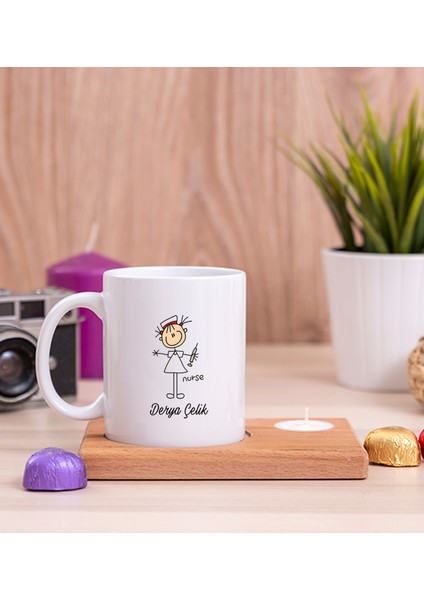 Kişiye Özel Hemşire Karikatürü Ahşap Altlıklı Mumlu Beyaz Kupa Bardak