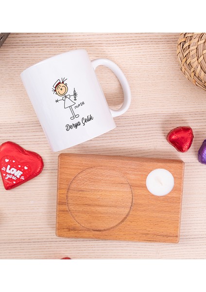 Kişiye Özel Hemşire Karikatürü Ahşap Altlıklı Mumlu Beyaz Kupa Bardak fiyatları