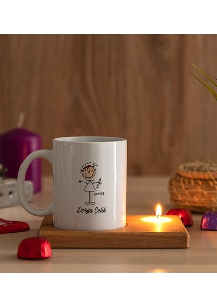 Kişiye Özel Hemşire Karikatürü Ahşap Altlıklı Mumlu Beyaz Kupa Bardak modelleri