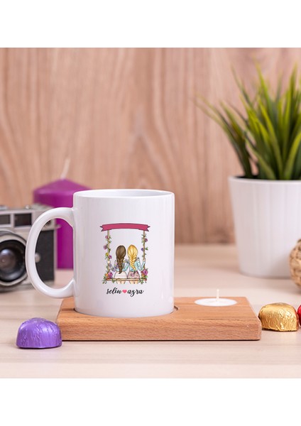 Kişiye Özel Best Friends Salıncak Tasarım Ahşap Altlıklı Mumlu Beyaz Kupa Bardak