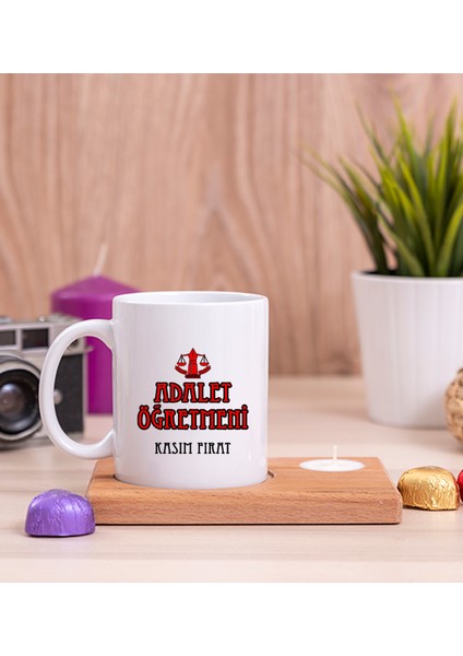 Kişiye Özel Adalet Öğretmeni Ahşap Altlıklı Mumlu Beyaz Kupa Bardak