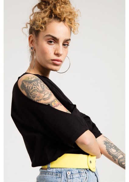 Omzu Açık Siyah Kadın T-Shirt