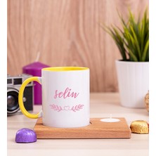 Hediye Dükkanı Kişiye Özel  Kadına Hediye Isim Yazılı Ahşap Altlıklı Mumlu Sarı Kupa Bardak