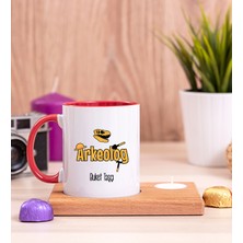 Hediye Dükkanı Kişiye Özel  Arkeolog Ahşap Altlıklı Mumlu Kırmızı Kupa Bardak