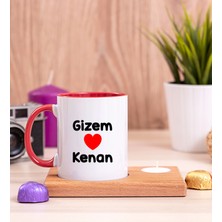 Hediye Dükkanı Kişiye Özel  Sevgililere Özel Isim Yazılı Ahşap Altlıklı Mumlu Kırmızı Kupa Bardak