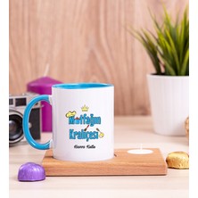 Hediye Dükkanı Kişiye Özel  Mutfağın Kraliçesi Ahşap Altlıklı Mumlu Mavi Kupa Bardak