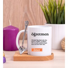 Hediye Dükkanı Kişiye Özel  Öğretmen Kelime Anlamı Ahşap Altlıklı Kaşıklı Beyaz Kupa Bardak