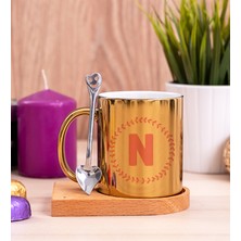 Hediye Dükkanı Kişiye Özel  Pembe Renkli Baş Harf Tasarım Ahşap Altlıklı Kaşıklı Gold Kupa Bardak