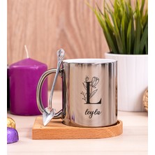 Hediye Dükkanı Kişiye Özel  Baş Harfli Çiçek Tasarım Ahşap Altlıklı Kaşıklı Silver Kupa Bardak