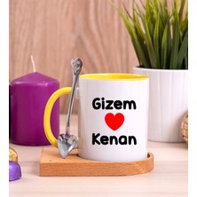 Hediye Dükkanı Kişiye Özel  Sevgililere Özel Isim Yazılı Ahşap Altlıklı Kaşıklı Sarı Kupa Bardak