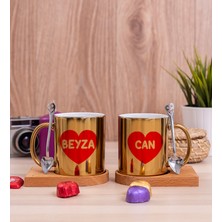 Hediye Dükkanı Kişiye Özel Isim Yazılı Kırmızı Kalpli Ikili Ahşap Altlıklı Gold Kupa Bardak