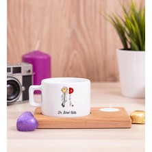 Hediye Dükkanı Kişiye Özel  Doktor Karikatürü Ahşap Altlıklı Mumlu Fincan