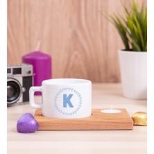 Hediye Dükkanı Kişiye Özel  Mavi Renkli Baş Harf Tasarım Ahşap Altlıklı Mumlu Fincan