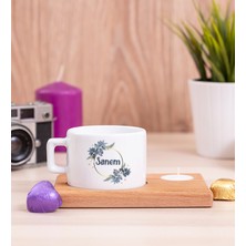 Hediye Dükkanı Kişiye Özel  Çiçek Desenli Isme Özel Ahşap Altlıklı Mumlu Fincan