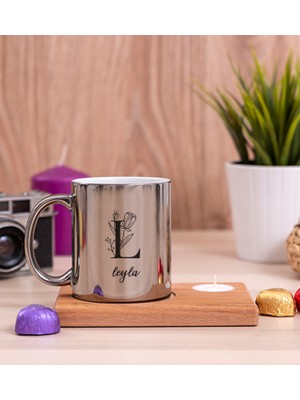 Hediye Dükkanı Kişiye Özel  Baş Harfli Çiçek Tasarım Ahşap Altlıklı Mumlu Silver Kupa Bardak