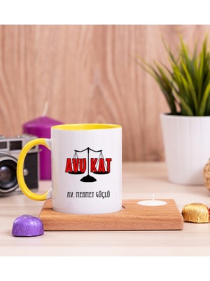 Hediye Dükkanı Kişiye Özel  Avukat Ahşap Altlıklı Mumlu Sarı Kupa Bardak