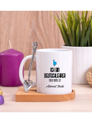 Hediye Dükkanı Kişiye Özel  Erkek Almanca Öğretmeni Ahşap Altlıklı Kaşıklı Beyaz Kupa Bardak