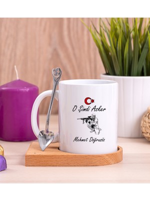 Hediye Dükkanı Kişiye Özel  Askere Hediye Ahşap Altlıklı Kaşıklı Beyaz Kupa Bardak