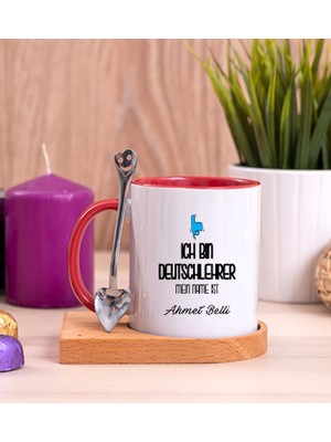 Hediye Dükkanı Kişiye Özel  Erkek Almanca Öğretmeni Ahşap Altlıklı Kaşıklı Kırmızı Kupa Bardak