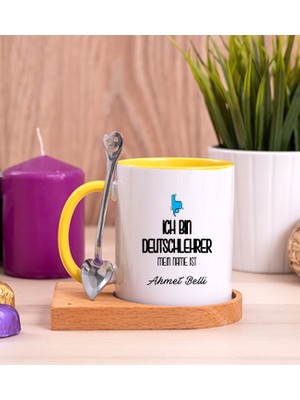 Hediye Dükkanı Kişiye Özel  Erkek Almanca Öğretmeni Ahşap Altlıklı Kaşıklı Sarı Kupa Bardak