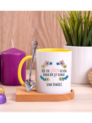 Hediye Dükkanı Kişiye Özel  Bir Tek Annem Olsun Ahşap Altlıklı Kaşıklı Sarı Kupa Bardak