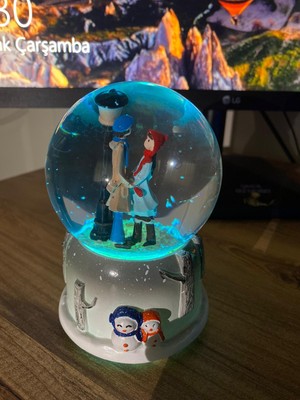 Yuppi Sevgili Çift Sokak Lambası Işıklı Müzikli Kar Küresi