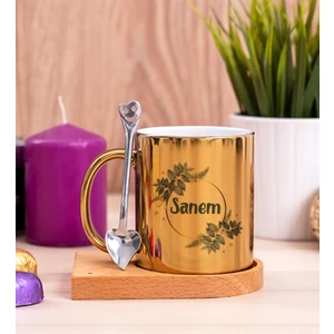 Hediye Dükkanı Kişiye Özel  Çiçek Desenli Isme Özel Ahşap Altlıklı Kaşıklı Gold Kupa Bardak
