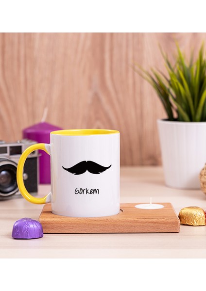 Kişiye Özel Bıyık Tasarım Ahşap Altlıklı Mumlu Sarı Kupa Bardak