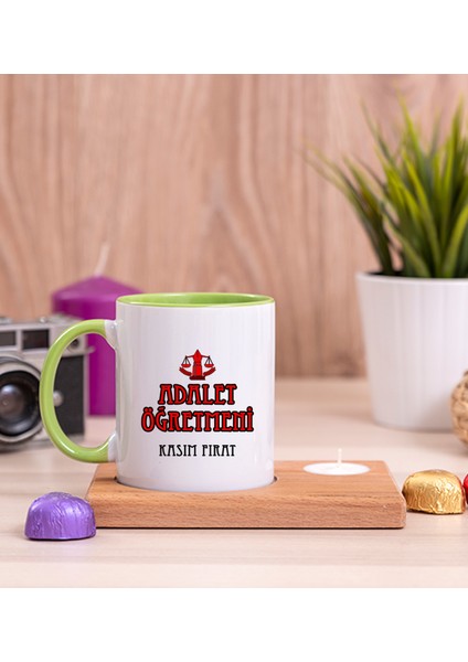 Kişiye Özel Adalet Öğretmeni Ahşap Altlıklı Mumlu Yeşil Kupa Bardak