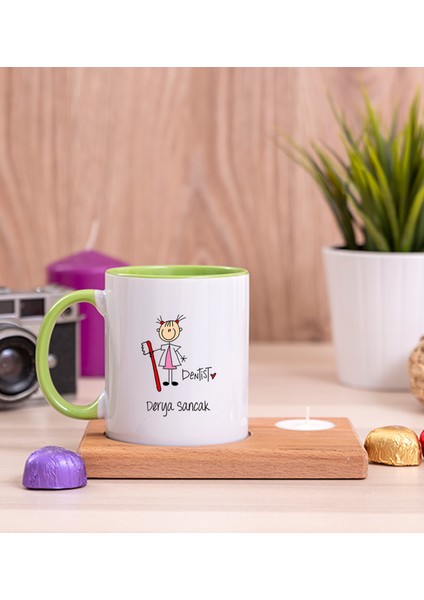 Kişiye Özel Bayan Diş Hekimi Karikatürü Ahşap Altlıklı Mumlu Yeşil Kupa Bardak