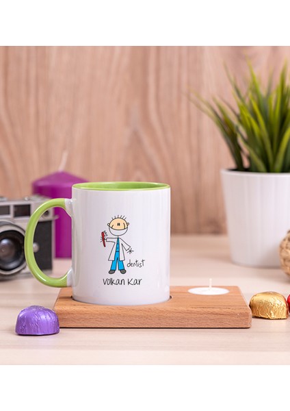 Kişiye Özel Erkek Diş Hekimi Karikatürü Ahşap Altlıklı Mumlu Yeşil Kupa Bardak