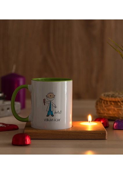 Kişiye Özel Erkek Diş Hekimi Karikatürü Ahşap Altlıklı Mumlu Yeşil Kupa Bardak modelleri