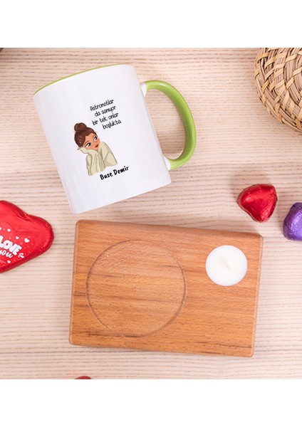 Kişiye Özel Astronotlar Sanıyor Ahşap Altlıklı Mumlu Yeşil Kupa Bardak fiyatları