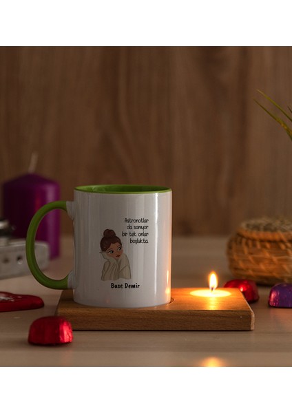 Kişiye Özel Astronotlar Sanıyor Ahşap Altlıklı Mumlu Yeşil Kupa Bardak modelleri