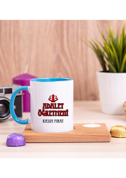 Kişiye Özel Adalet Öğretmeni Ahşap Altlıklı Mumlu Mavi Kupa Bardak